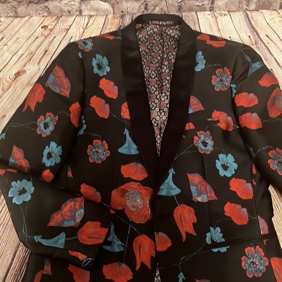 Extraordinary Tuxedo Jacket - Picture 2 of 3